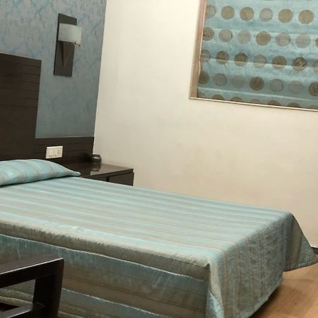 Hotel Sweet Home Мумбаи Экстерьер фото